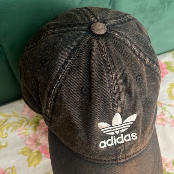 Distressed adidas’s top - Picture 3 of 9